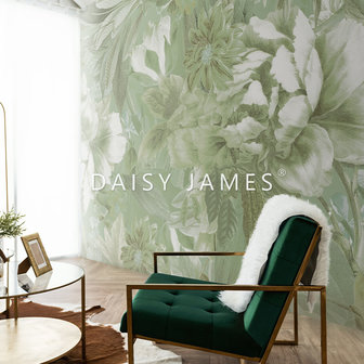 Daisy James behang The Hosta Green