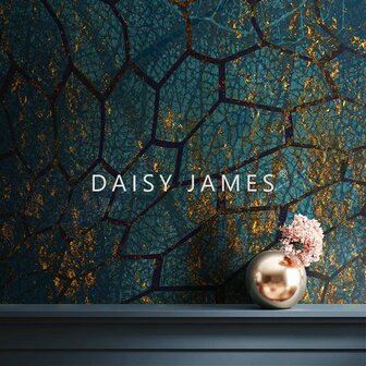 Daisy James behang The Blue and Gold