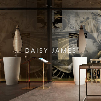 Daisy James behang The Apollo