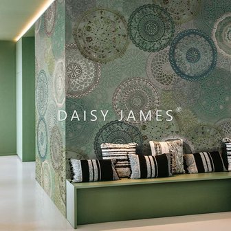 Daisy James behang The Rhythm Green