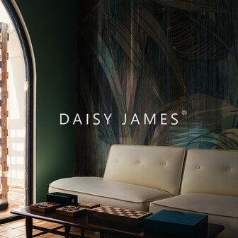 Daisy James behang The Wash