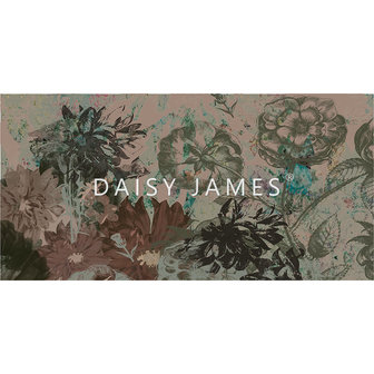 Daisy James behang The Yard NO2