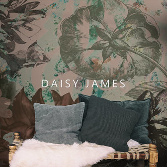 Daisy James behang The Yard NO2