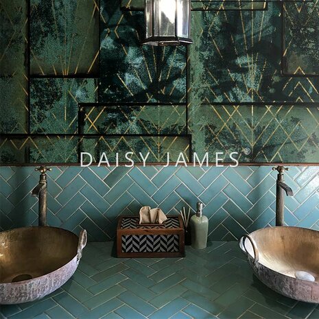 Daisy James behang The Jade