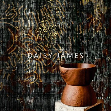 Daisy James behang The Sumerian