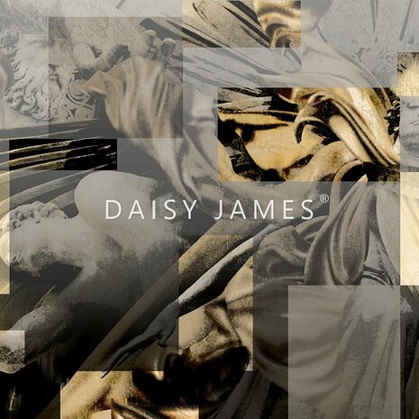 Daisy James behang The Apollo
