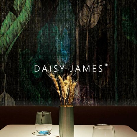Daisy James behang The Zircon