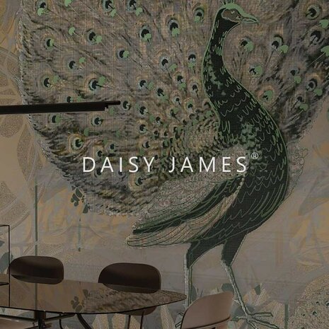 Daisy James behang The Pavo