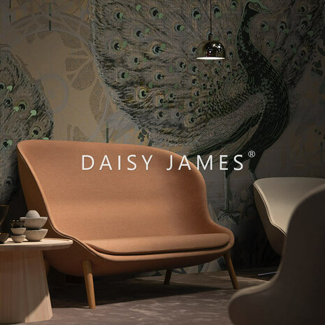 Daisy James behang The Pavo