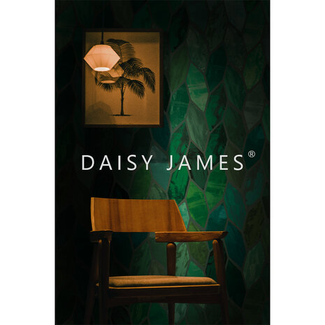 Daisy James behang The Lush