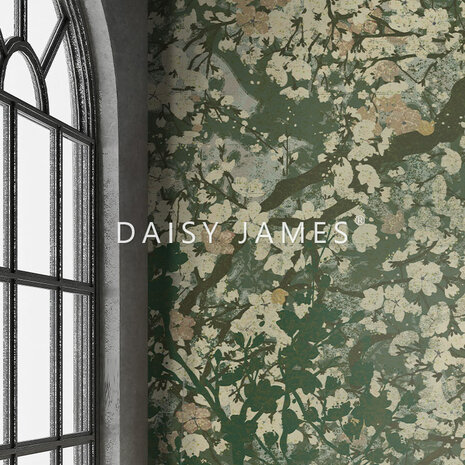 Daisy James behang The Crown Green