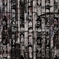 Daisy James behang The Strip